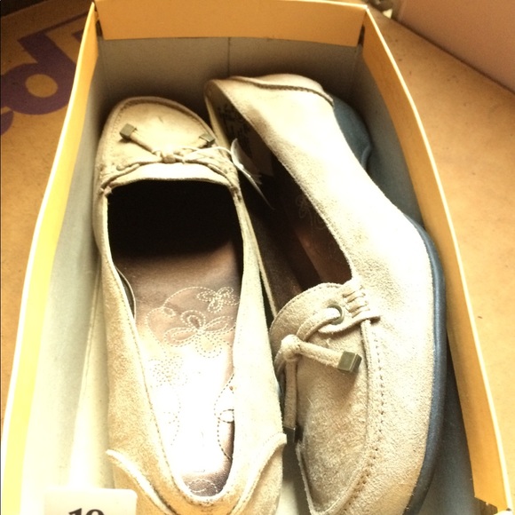 Tan loafers. Brand new size 10 - Picture 2 of 3